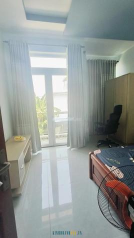 Bán nhà 3 tầng tại Phú Hữu, Thủ Đức. Nhà mới, đầy đủ pháp lý, có thể công chứng ngay trong ngày.