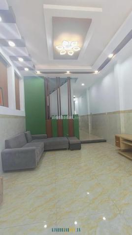 Bán nhà 3 tầng tại Phú Hữu, Thủ Đức. Nhà mới, đầy đủ pháp lý, có thể công chứng ngay trong ngày.