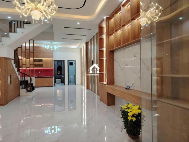 Bán căn nhà mới tọa lạc ngay mặt đường nhựa 16m, vỉa hè rộng 3m, thuộc khu K1 (Khu A) Phan Rang - Ninh Thuận. Đây là một lựa chọn