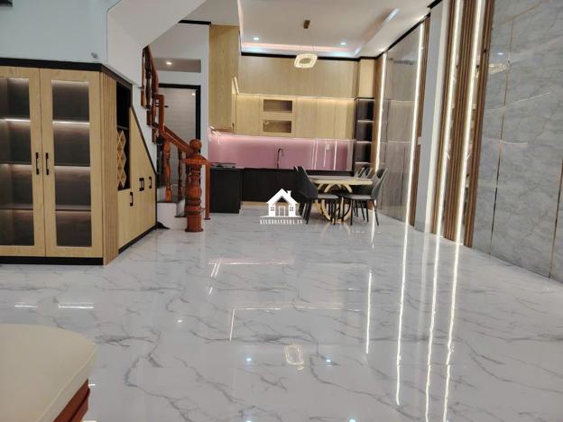 Bán căn nhà mới tọa lạc ngay mặt đường nhựa 16m, vỉa hè rộng 3m, thuộc khu K1 (Khu A) Phan Rang - Ninh Thuận. Đây là một lựa chọn