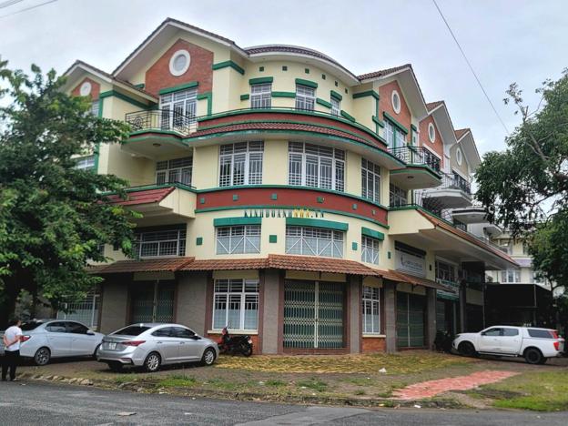 Bán căn nhà phố 1 trệt 3 lầu, góc 2 mặt tiền tại Khu Nam Long, Cần Thơ.