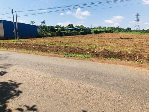 Cần bán gấp lô đất 50x45m (2250m2) sổ hồng riêng, mặt đường nhựa, gần chợ ngay thị xã, giá 38 triệu/m ngang.