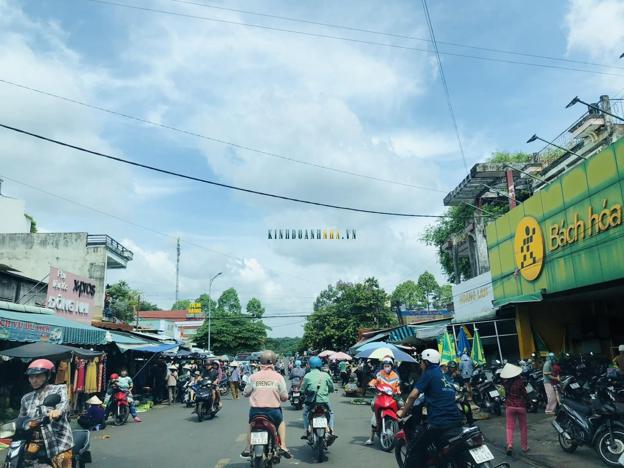 Cần bán gấp lô đất 50x45m (2250m2) sổ hồng riêng, mặt đường nhựa, gần chợ ngay thị xã, giá 38 triệu/m ngang.