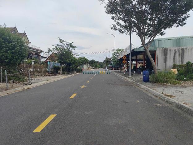 Bán miếng đất đẹp chỉ cách ngã tư 50m, diện tích 6,8 x 30m (204m2), thổ cư 100%, thích hợp xây nhà ở hoặc xây trọ kinh doanh ngay.