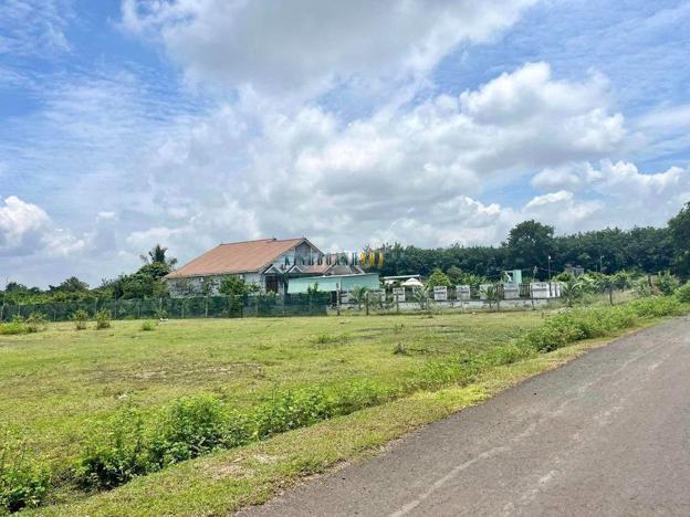 Nhà đất 610m2 có suối, nằm trong khu dân cư gần ngân hàng, giá chỉ 190 triệu.