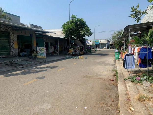Cần bán lô đất 6.2x30m trên đường NB6, khu E gần DB5, hướng Nam, thuộc khu vực Vĩnh Tân, Tân Uyên, Bình Dương. Vị trí đẹp, thích