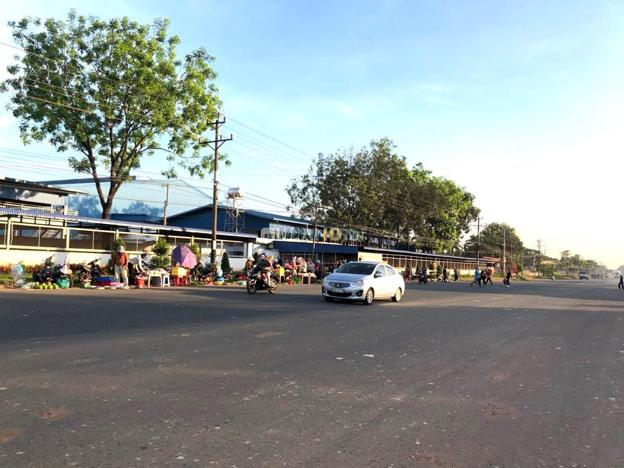 Cần bán đất chính chủ 570m2, trong đó có 300m2 thổ cư, giá chỉ 230 triệu.