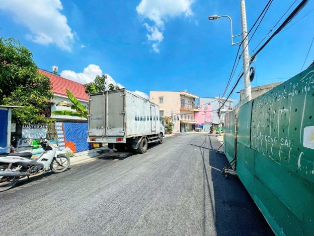 Bán đất cách mặt tiền Lê Văn Lương chỉ 50m, diện tích 90m2, đường xe tải, xây dựng tự do, giá 4.1 tỷ.