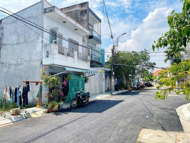 Bán đất cách mặt tiền Lê Văn Lương chỉ 50m, diện tích 90m2, đường xe tải, xây dựng tự do, giá 4.1 tỷ.